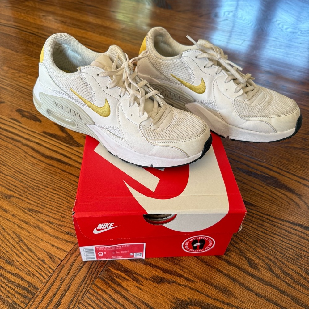 Nike Air Max EXCEE - WHITE/SATURN GOLD-SUMMIT WHITE - women’s 9.5 - Picture 1 of 8